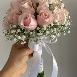 זר כלה ורדים ורוד פודרה עם גיפסניות